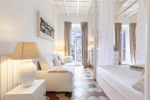 Luxury Condo, Balcony, City View - Campo dei Fiori White Flat (Rome)