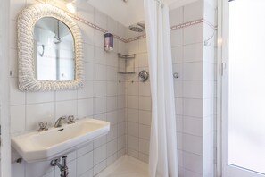 Luxury Condo, Balcony, City View | Bathroom - Campo dei Fiori White Flat (Rome)