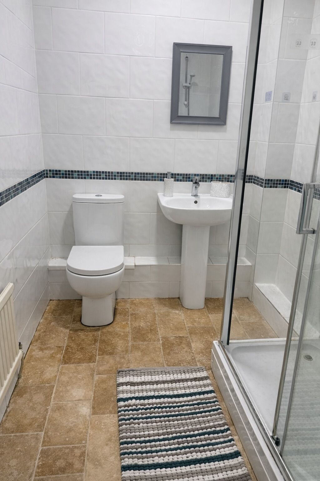 Regadera, secadora de cabello, toallas, jabón 