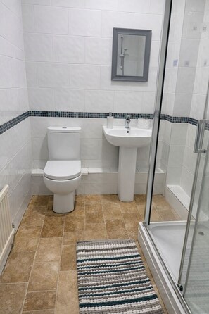 Regadera, secadora de cabello, toallas, jabón 