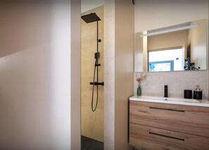 Shower, hair dryer, towels