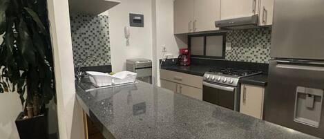 Kühlschrank, Mikrowelle, Ofen, Herdplatte