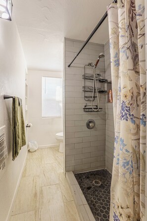 Doccia, asciugacapelli, asciugamani, sapone