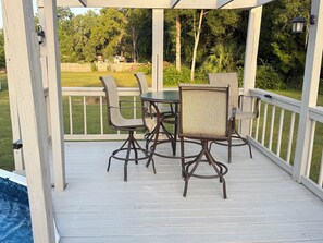 Outdoor dining - Family Oasis 2BR pool 2 acre Bring your Boat or RV, 10 minutes from the springs. (Homosassa)
