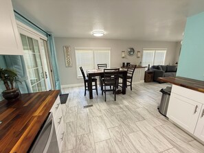 Interior - Family Oasis 2BR pool 2 acre Bring your Boat or RV, 10 minutes from the springs. (Homosassa)