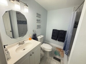 Shower, towels, soap, toilet paper - Family Oasis 2BR pool 2 acre Bring your Boat or RV, 10 minutes from the springs. (Homosassa)