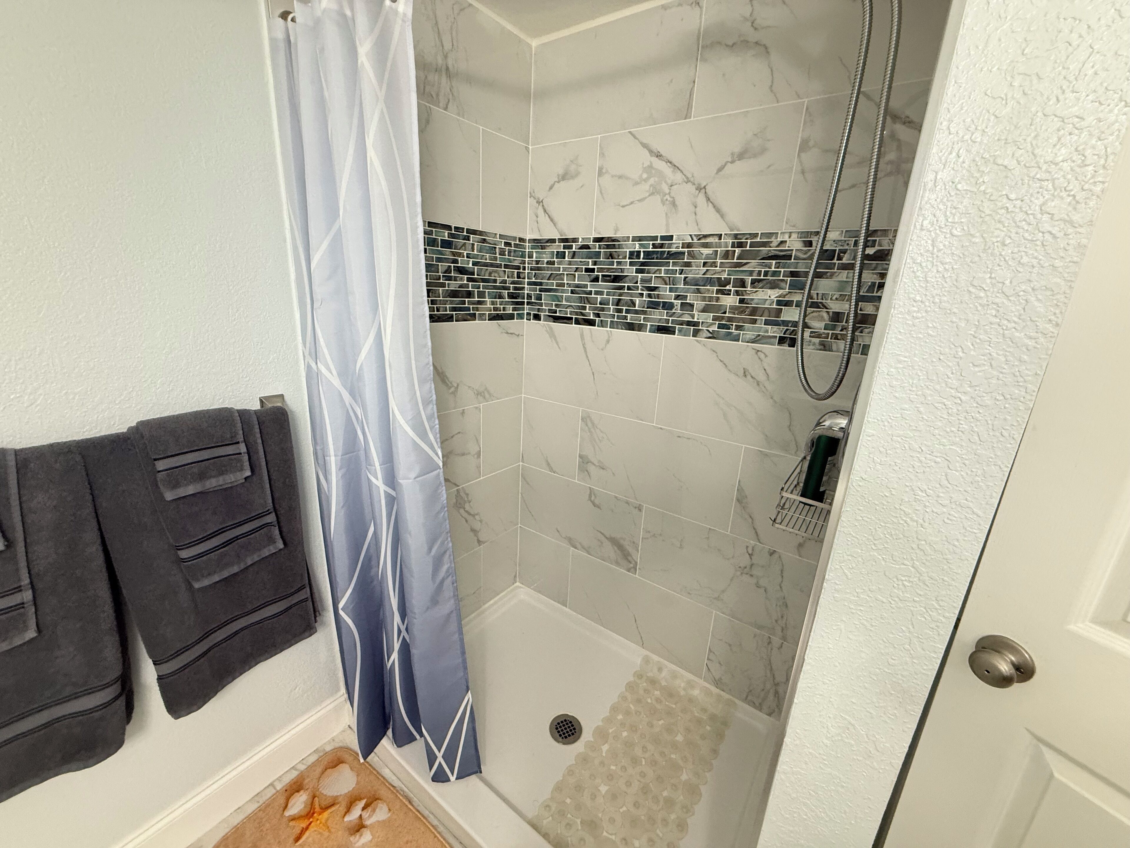 Douche, serviettes fournies, savon, papier toilette