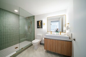 Shower, hair dryer, towels - Skyline Residences Studio with Kitchen & Balcony (Miami)