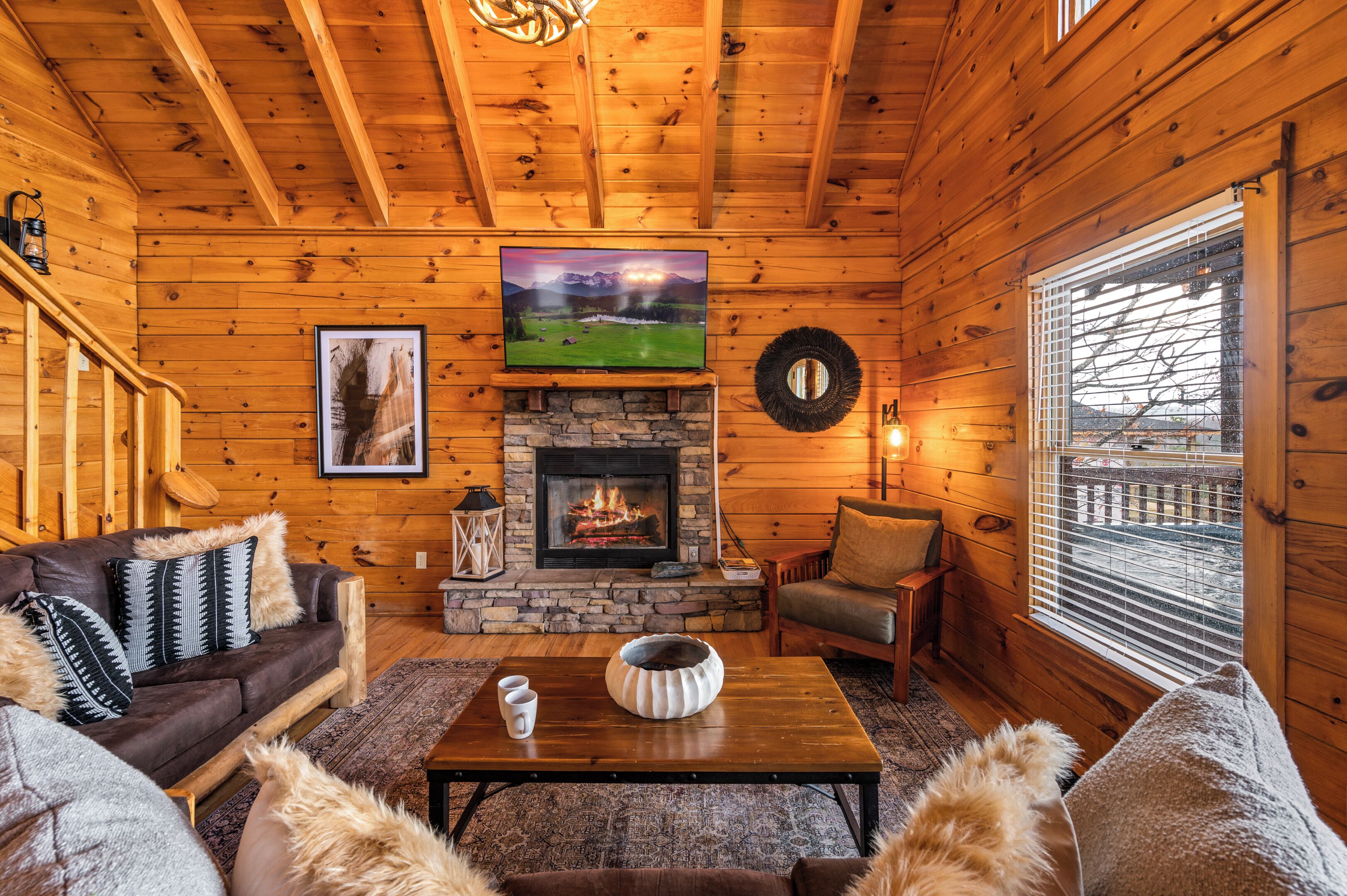 Lazy Bear Hideaway - Views, Theater, Hot Tub, Kids in Sevierville
