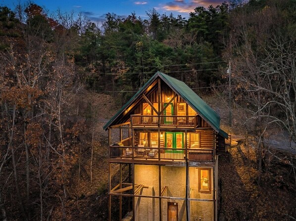 Exterior - Lazy Bear Hideaway - Views, Theater, Hot Tub, Kids (Sevierville)