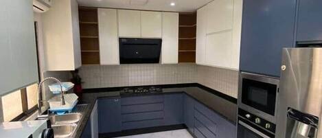 Kühlschrank, Mikrowelle, Ofen, Herdplatte