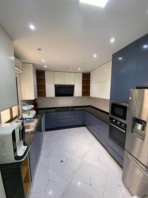 Een koelkast, een microgolfoven, een oven, een kookplaat