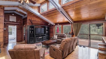 TV connectée, cheminée, lecteur de DVD, table de tennis de table