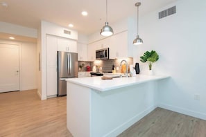 Fridge, microwave, oven, stovetop - Snazzy 3BR Apt DTLA with Pool & Spa (Los Angeles)