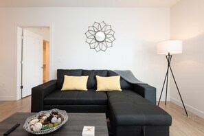 TV, offices - Snazzy 3BR Apt DTLA with Pool & Spa (Los Angeles)