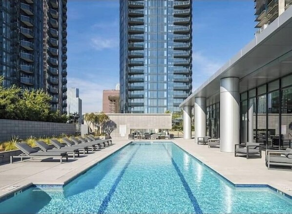Pool - Snazzy 3BR Apt DTLA with Pool & Spa (Los Angeles)