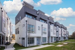 Exterior - High-Style Nash Escape • Chic Décor Close to Town (Nashville)