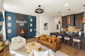 TV - High-Style Nash Escape • Chic Décor Close to Town (Nashville)