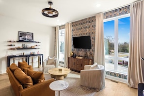 TV - High-Style Nash Escape • Chic Décor Close to Town (Nashville)
