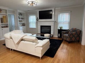 Living area - Marvelous Well Appointed 5-bedroom house near Quail Hollow Club (Charlotte)