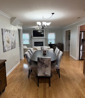 Dining - Marvelous Well Appointed 5-bedroom house near Quail Hollow Club (Charlotte)