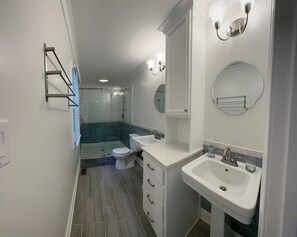 Shower, hair dryer, towels, soap - Marvelous Well Appointed 5-bedroom house near Quail Hollow Club (Charlotte)