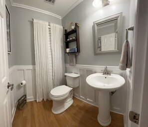 Shower, hair dryer, towels, soap - Marvelous Well Appointed 5-bedroom house near Quail Hollow Club (Charlotte)
