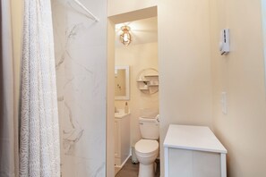 Secadora de cabello, toallas, jabón, papel de baño