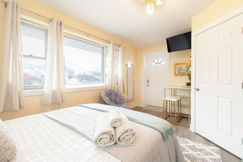 Chic Groton Studio • Cozy and Modern. Close to Casinos, Navy Base, Mystic & More