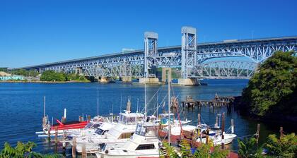 Chic Groton Studio • Cozy and Modern. Close to Casinos, Navy Base, Mystic & More