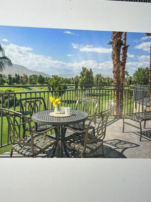 Outdoor dining - Charming 2-bedroom villa on Golf Course in pleasant Palm Desert (Palm Desert)