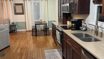 Kylskåp, mikrovågsugn, ugn och spishäll