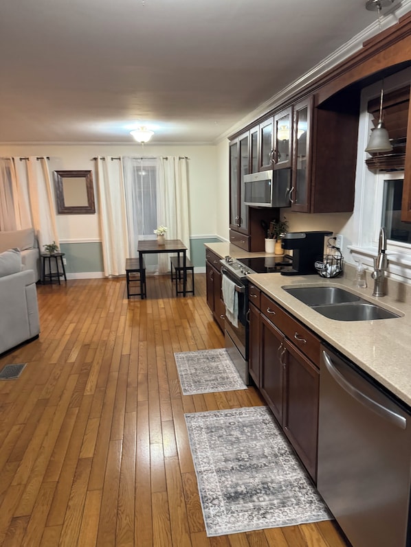 Een koelkast, een magnetron, een oven, een kookplaat