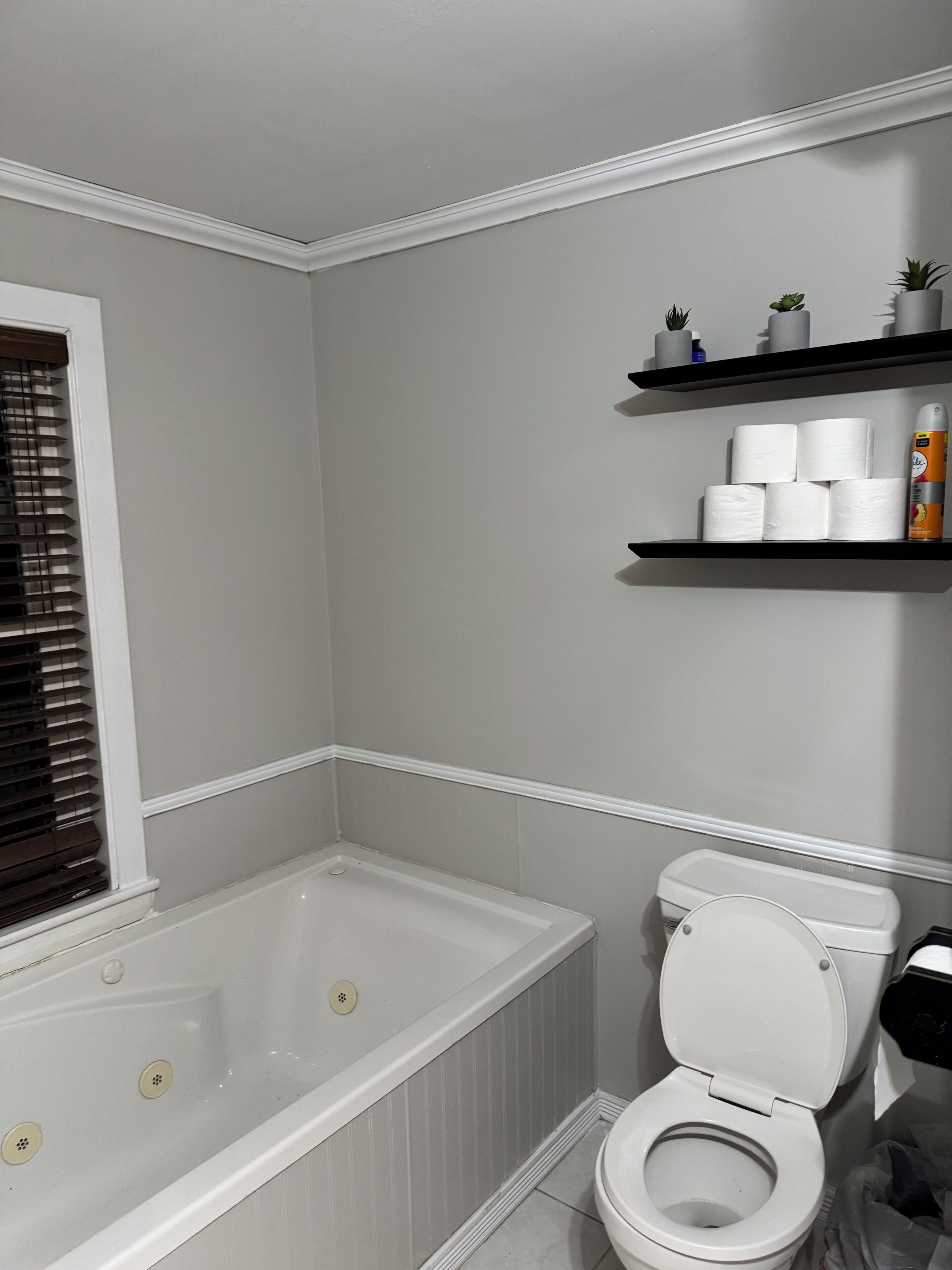 Dusch, handdukar, tv ål och toalettpapper