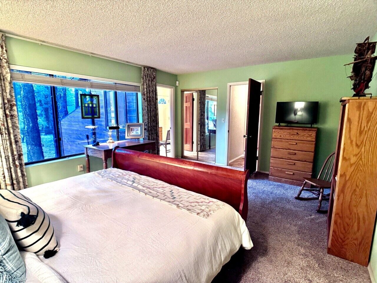 Desk, WiFi, bed sheets