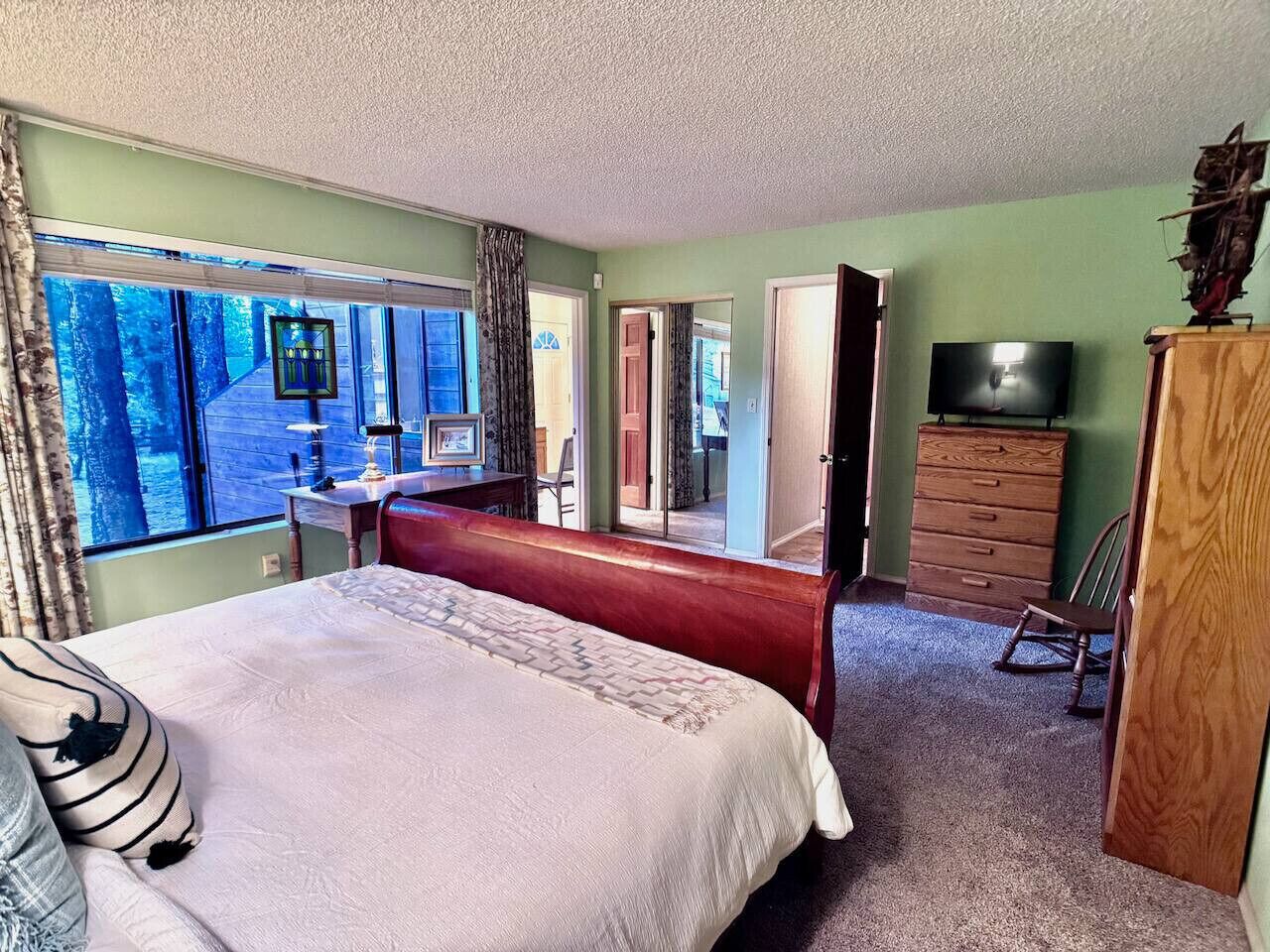 Desk, iron/ironing board, WiFi, bed sheets