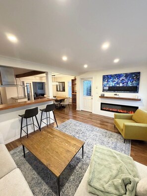 Living area - Cozy 3BDR Heritage House close to Beaches, Mountains & Downtown (North Vancouver)