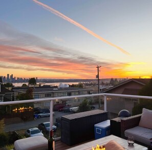 Property grounds - Cozy 3BDR Heritage House close to Beaches, Mountains & Downtown (North Vancouver)