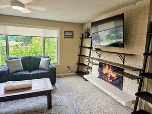 TV - Delightful 3-bedroom house in Auburn perfect for your getaway (Auburn)