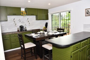 Dining - Delightful 3-bedroom house in Auburn perfect for your getaway (Auburn)