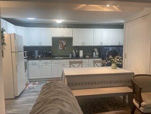 Microwave, oven, stovetop - Finigins Hideaway Close to Airport/Free Parking, Laundry (SeaTac)