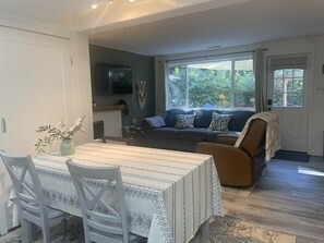 Een televisie en een open haard