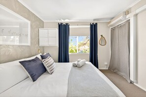 Iron/ironing board, free WiFi, bed sheets - Leafy Lane Cove Family Apartment | AC + Parking (Lane Cove North)