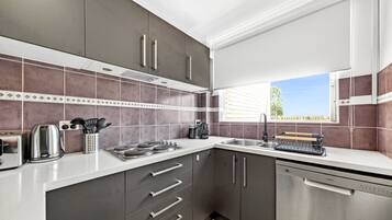 冷蔵庫、電子レンジ、オーブン、コンロ