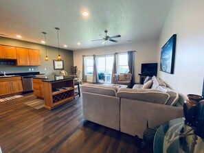 TV - A29-2bedroom condo in charming Crescent Bar 30 Minutes Gorge U Can Book Shuttle (Quincy)