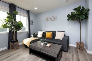 TV, offices - Comfortable 3BR Condo w/ Free street Parking (Los Angeles)