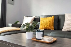 TV, offices - Comfortable 3BR Condo w/ Free street Parking (Los Angeles)