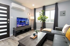 TV, offices - Comfortable 3BR Condo w/ Free street Parking (Los Angeles)