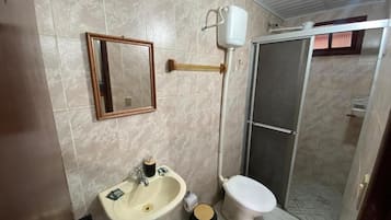 Superior-Vierbettzimmer | Badezimmer | Dusche, Handtücher, Seife, Shampoo