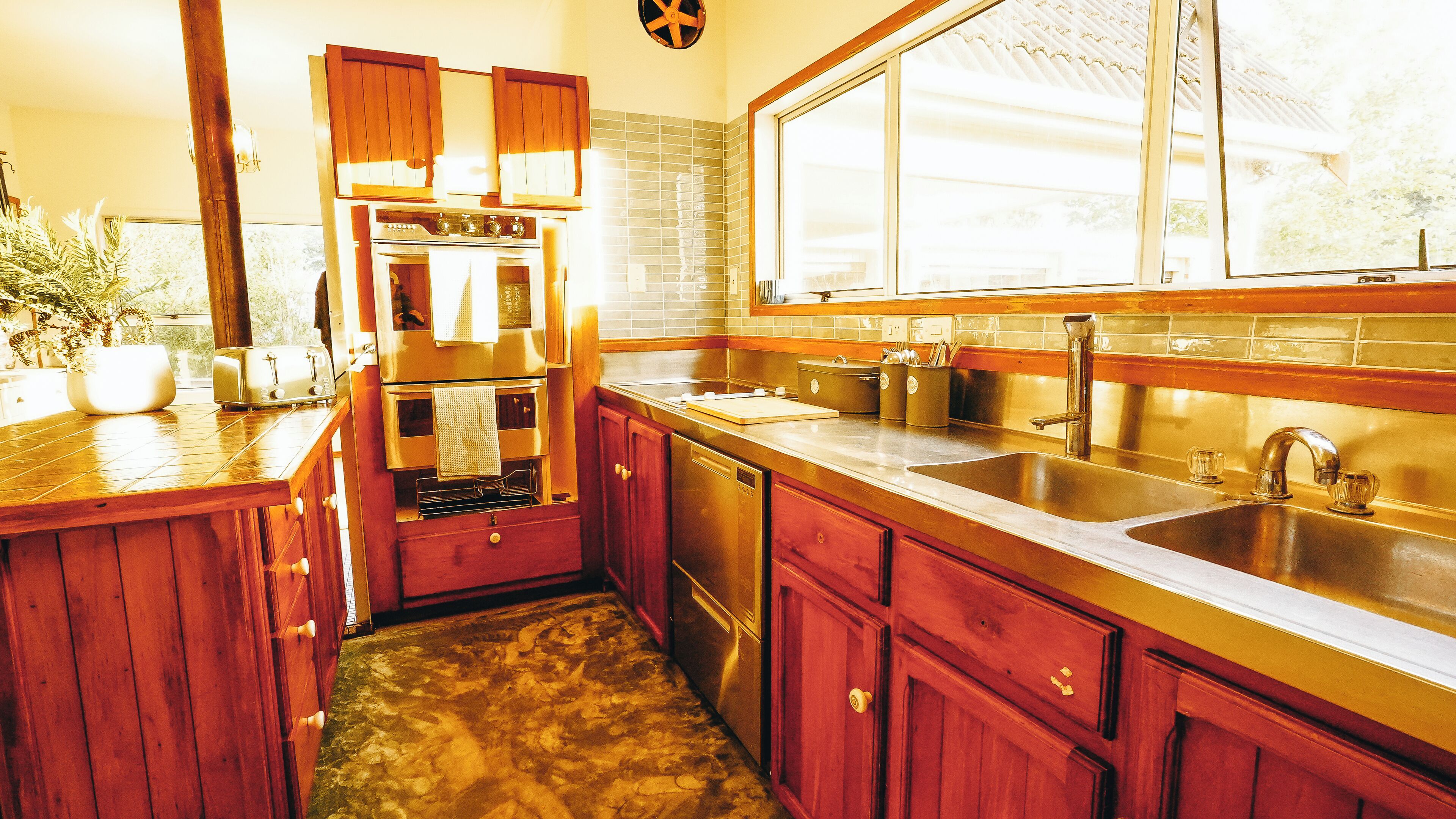 ثلاجة/مجمد بحجم كبير، فرن، موقد طهي مسطح، غسالة أطباق